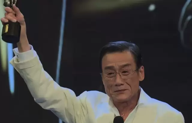 梁家辉第五次获金像奖影帝,廖子妤凭《像我这样的爱情》摘影后 | 资讯配图 梁家辉第五次获金像奖影帝,廖子妤凭《像我这样的爱情》摘影后 | 资讯配图