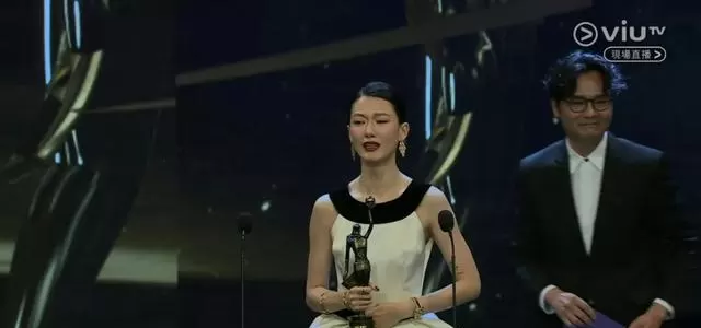 廖子妤凭《像我这样的爱情》获第44届香港电影金像奖最佳女主角 | 现场图