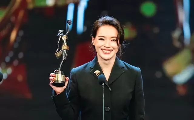 梁家辉第五次摘得金像奖影帝，廖子妤凭《像我这样的爱情》首封影后 | 现场图