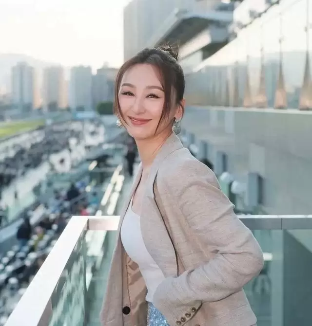 高海宁晒1994年母女合照，《寒战1994》宣传期延拍 | 情报图