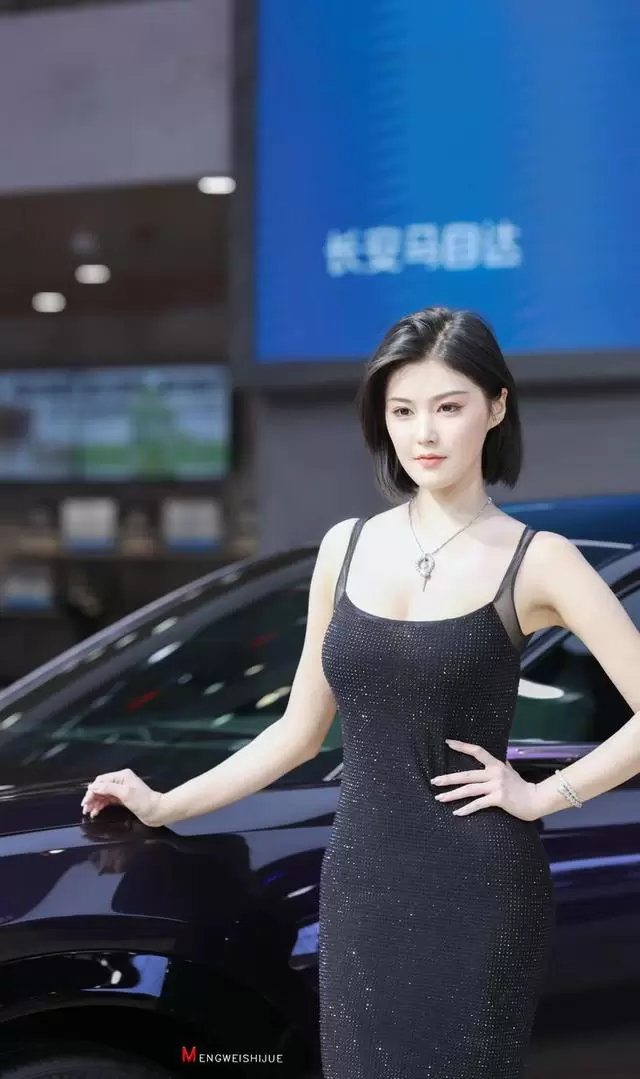 车模程儿出演短剧《穿书大反派：世子殿下疯狂自救2》饰演黑化女帝萧令月 | 现场图