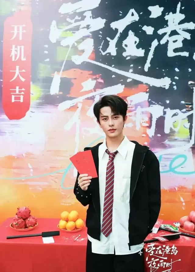 刘润铭孙芊浔主演短剧《爱在港岛夜雨时》官宣开机 | 现场图 刘润铭孙芊浔主演短剧《爱在港岛夜雨时》官宣开机 | 现场图