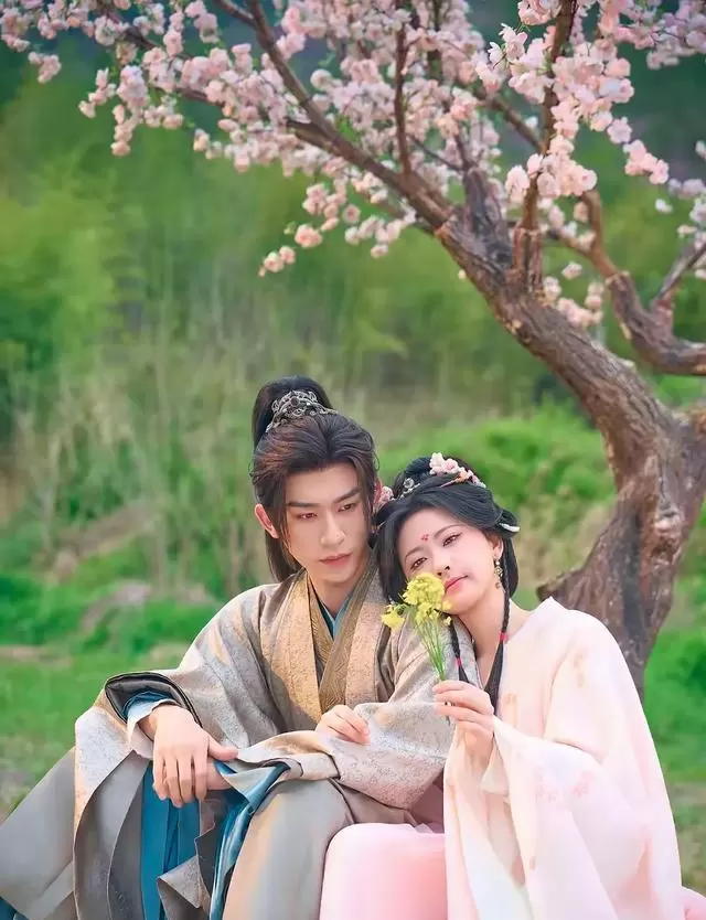 《皇后与朕》等五部高密度短剧4月28日集中上线，林秋奈、紫无邪、蔡淼燕集体突破类型定式 | 资讯配图