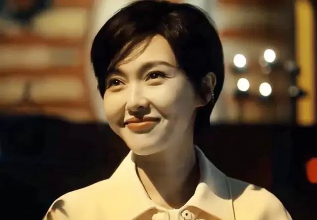 何蓝逗《爱情没有神话》妆容引发观众辨识度讨论：素颜质感成角色记忆锚点 | 现场图