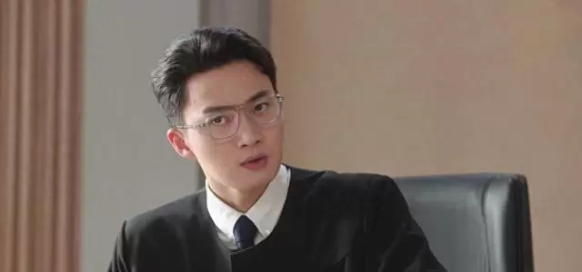 周嘉洛三度致歉后出演《正义女神》法官郑官 | 情报图